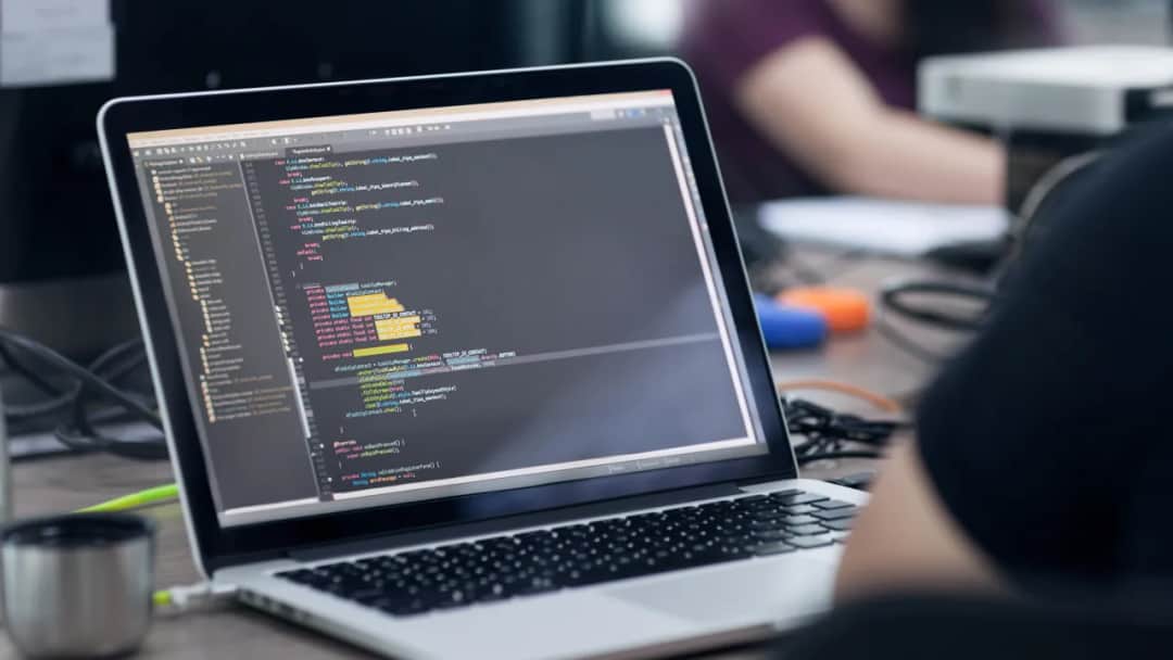 Pierwsza pensja w IT: Ile zarabia informatyk po studiach w Polsce?