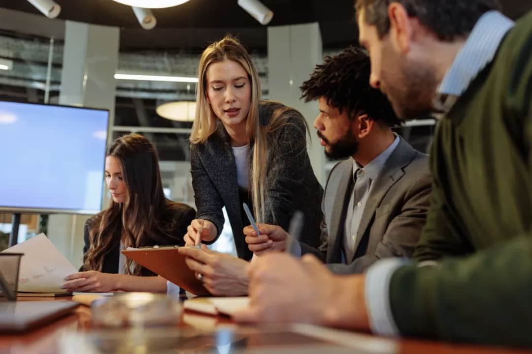 Kariera po administracji: Urząd czy biznes? Wybierz swoją drogę.